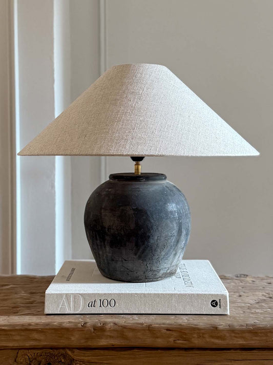 Lampe mit antikem Keramikfuß