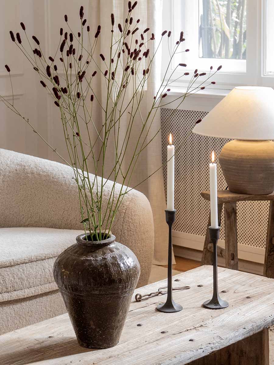 Antike Tonvase im Wabi-Sabi-Look