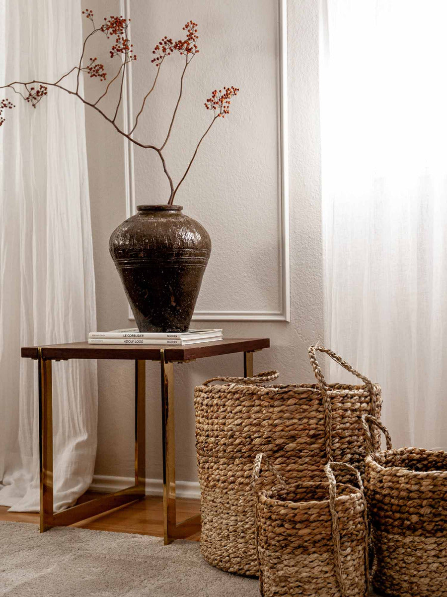 Antike Tonvase im Wabi-Sabi-Look