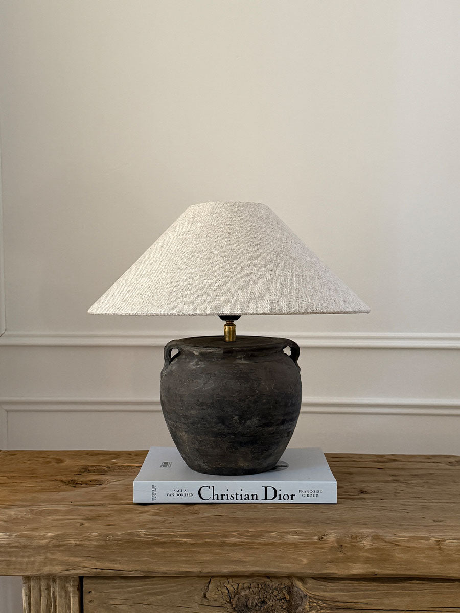 Lampe mit antikem Keramikfuß – Katie Fischer