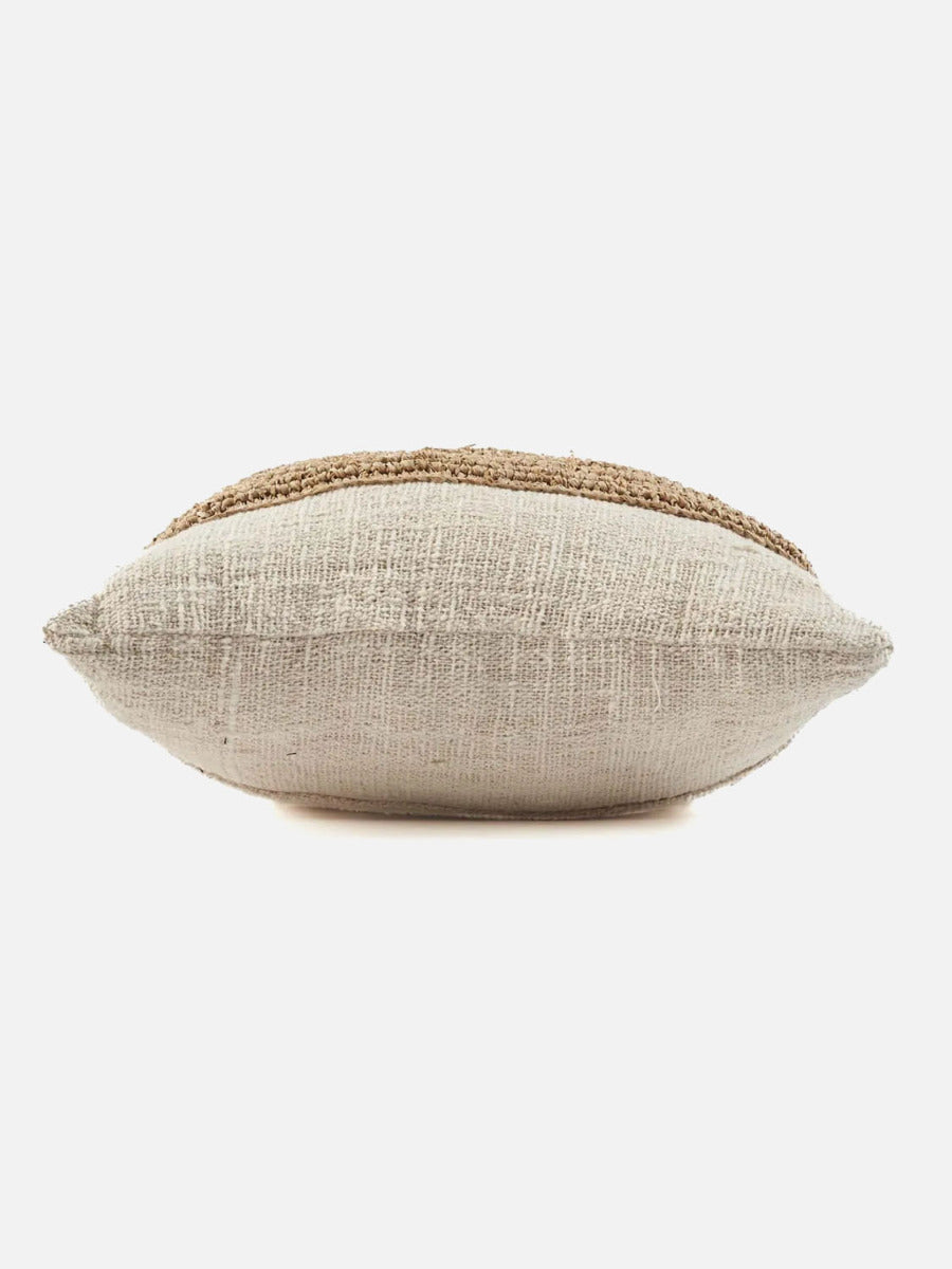 Kissen Babette aus weicher Baumwolle mit Bastdetails.