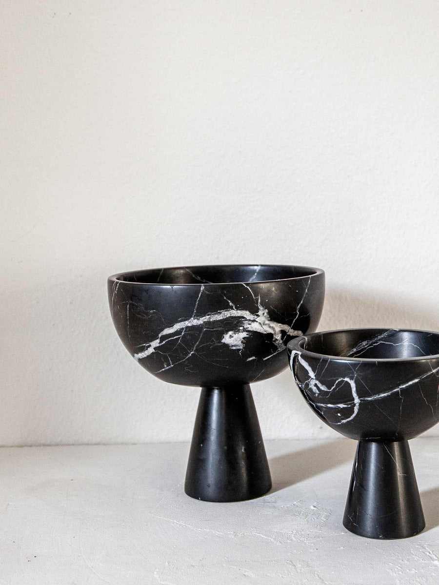 Skulpturelle schwarze Marmorschale mit Fuß