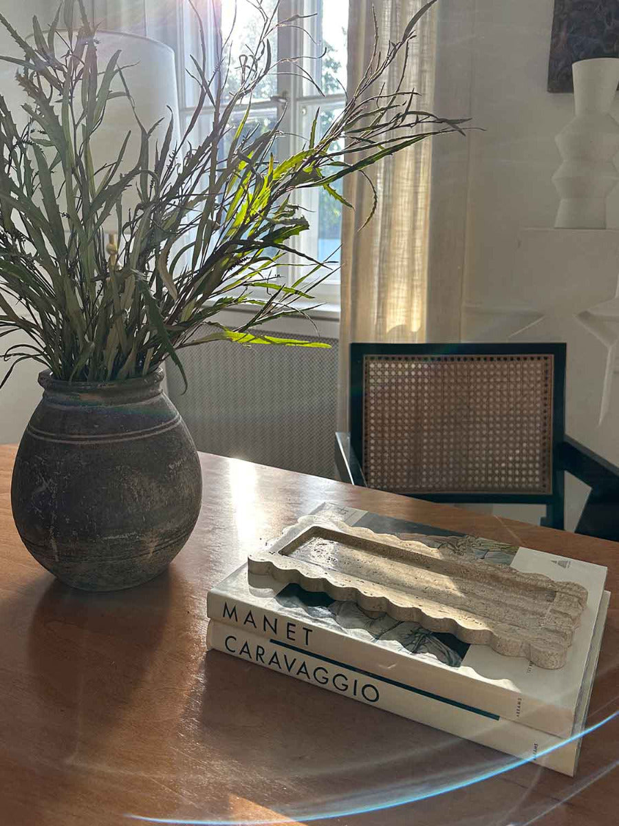 skulpturelle Tablett aus Travertin