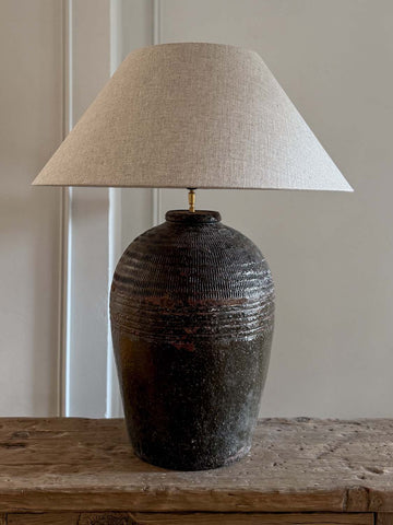 Lampe mit antikem Keramikfuß