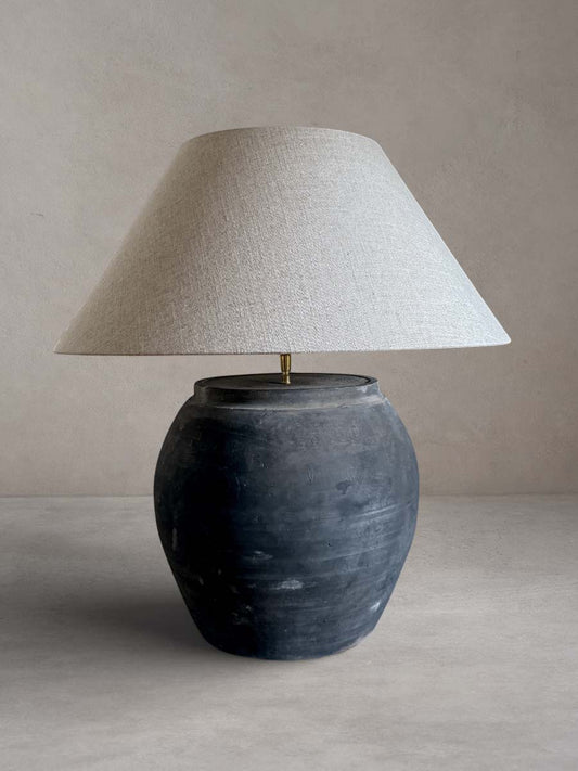 Lámpara con base de cerámica antigua