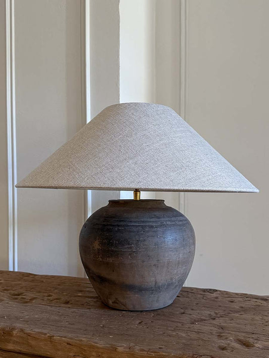 Lampe mit antikem Keramikfuß