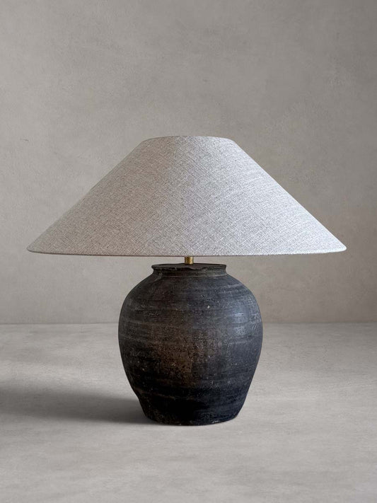 Lampe mit antikem Keramikfuß