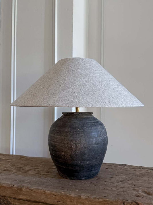 Lampe mit antikem Keramikfuß