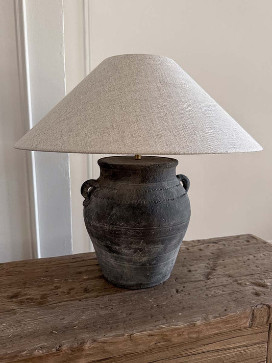 Lampe mit antikem Keramikfuß