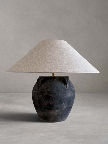 Lampe mit antikem Keramikfuß