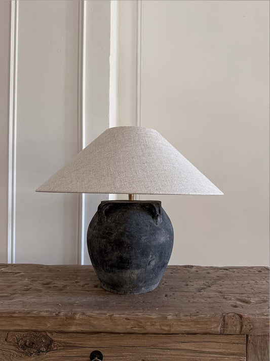 Lampe mit antikem Keramikfuß