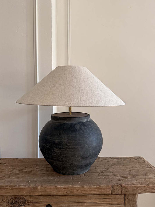 Lampe mit antikem Keramikfuß