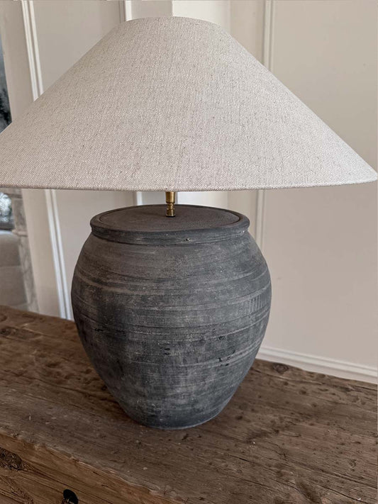 Lampe mit antikem Keramikfuß