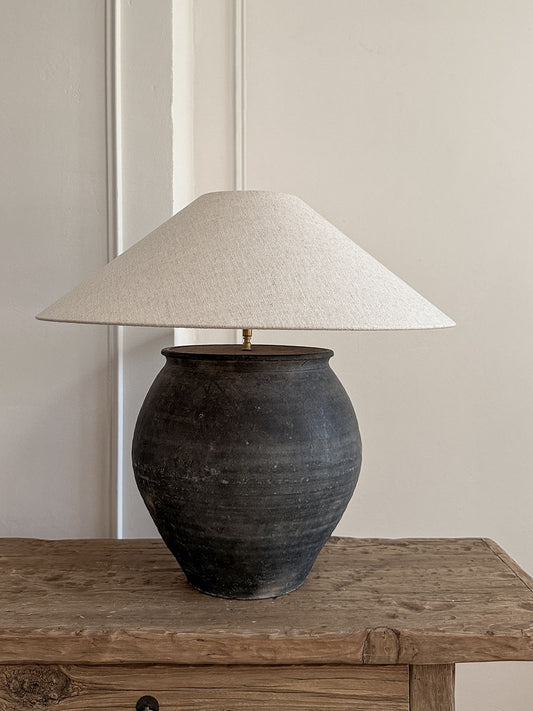 Lampe mit antikem Keramikfuß