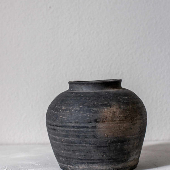 Antiker Topf im Wabi-Sabi-Look