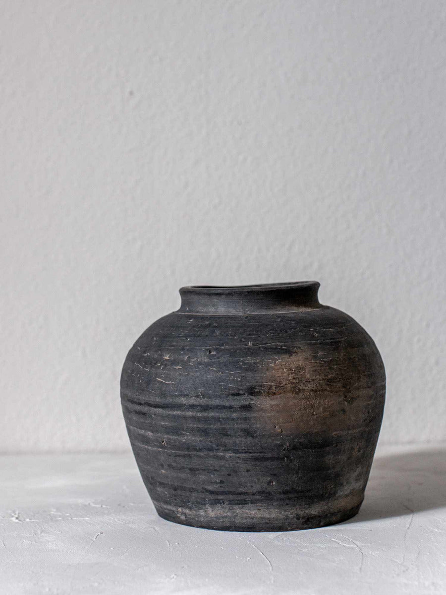 Antiker Topf im Wabi-Sabi-Look