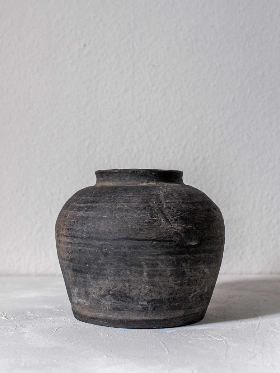 Antiker Topf im Wabi-Sabi-Look
