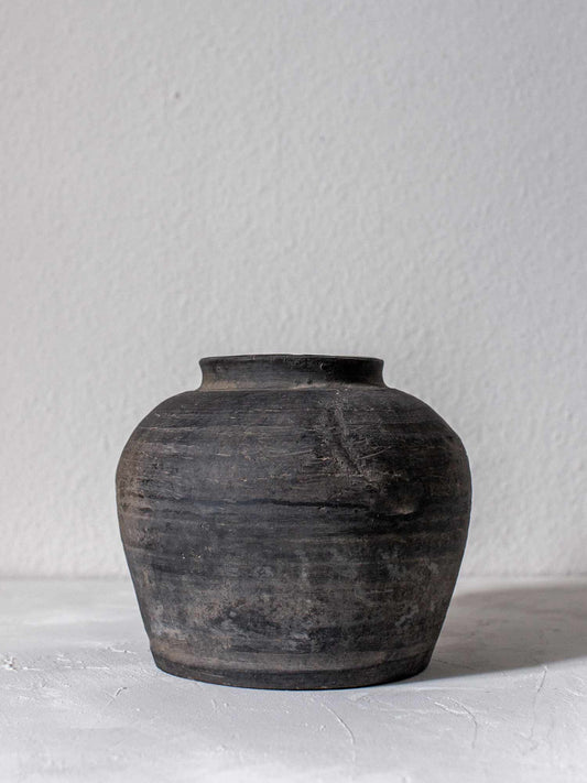 Antiker Topf im Wabi-Sabi-Look