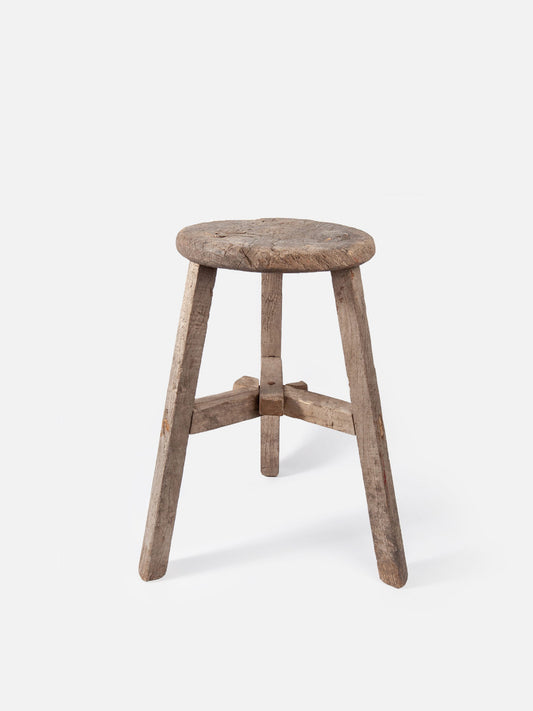runder rustikaler vintage hocker brutalitisch