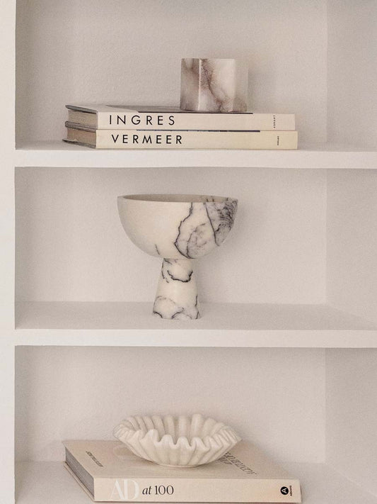 Skulpturelle weiße Marmorschale mit Fuß , marble pedestal bowl