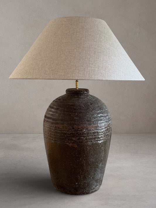 Lámpara con base de cerámica antigua