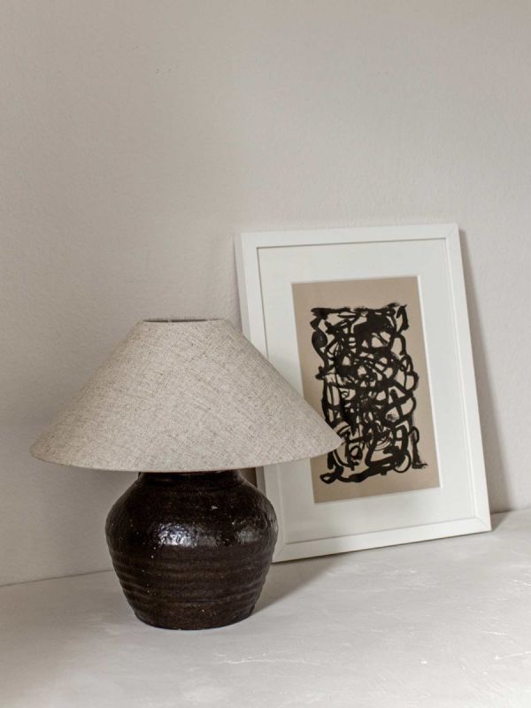 Small ceramic lamp with antique pot