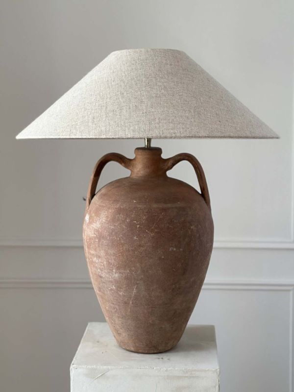 Amphoren Lampe mit antikem Keramikfuß, primitiv, rustikal